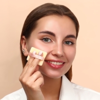 Пуховки для макияжа, набор - 4 шт, d = 5 см / 5,5 &times; 4,4 см, с держателем, цвет бежевый