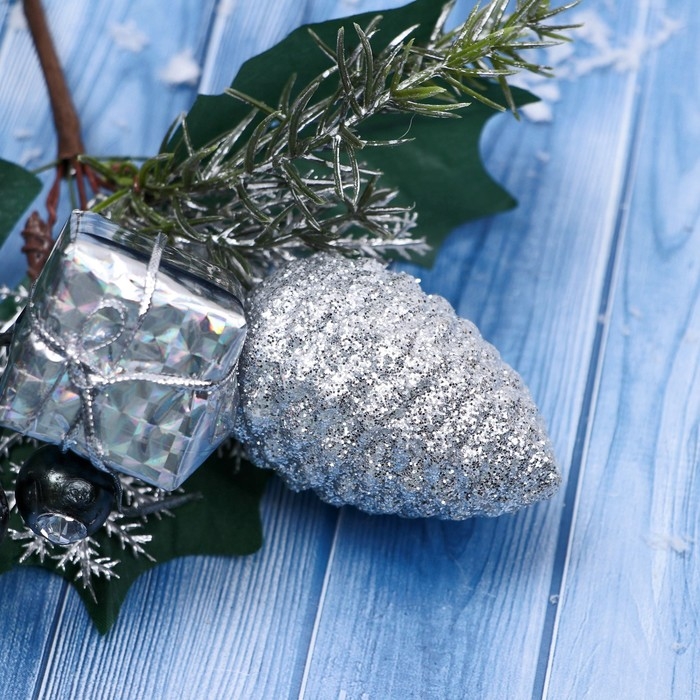 Декор "Зимние грезы" ягоды драгоценные камни шишка, 17 см