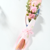 Букет из мыльных лепестков "Три розы с эвкалиптом" розовый 8,5х7,4х38,6 см