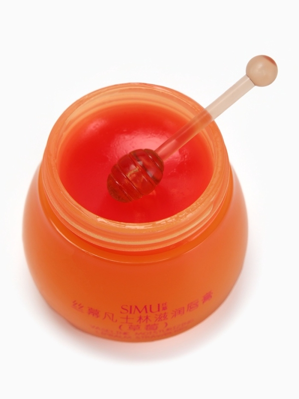 Увлажняющий бальзам для губ с клубникой