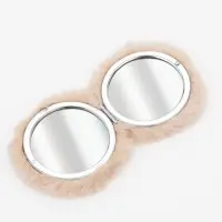 Зеркало складное круг (2) с/увел МЕХ d8см искусств мех/пластик бежевый пакет QF