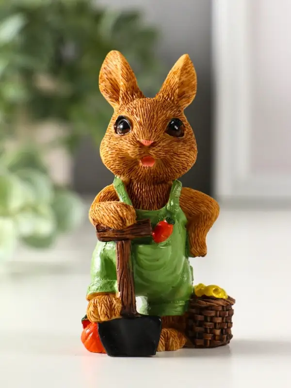 Сувенир полистоун "Зайчик-огородник с корзиной с урожаем" МИКС 4,8х3,2х9 см