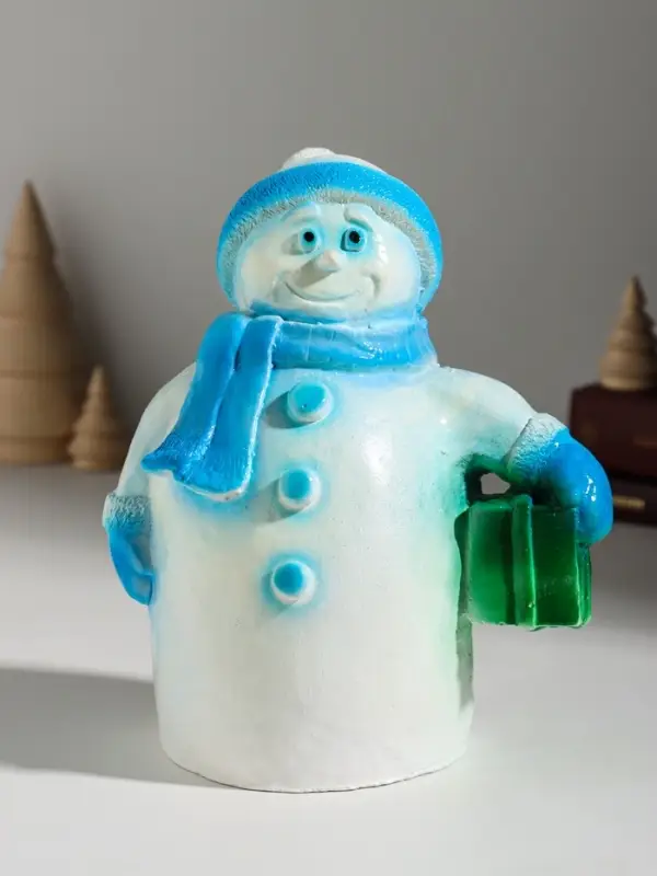 Фигура "Снеговик с подарком" 19 см, голубой