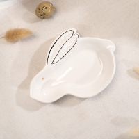 Блюдо Доляна &laquo;Зайка в золотом&raquo;, 15,5&times;11&times;2,5 см, цвет белый