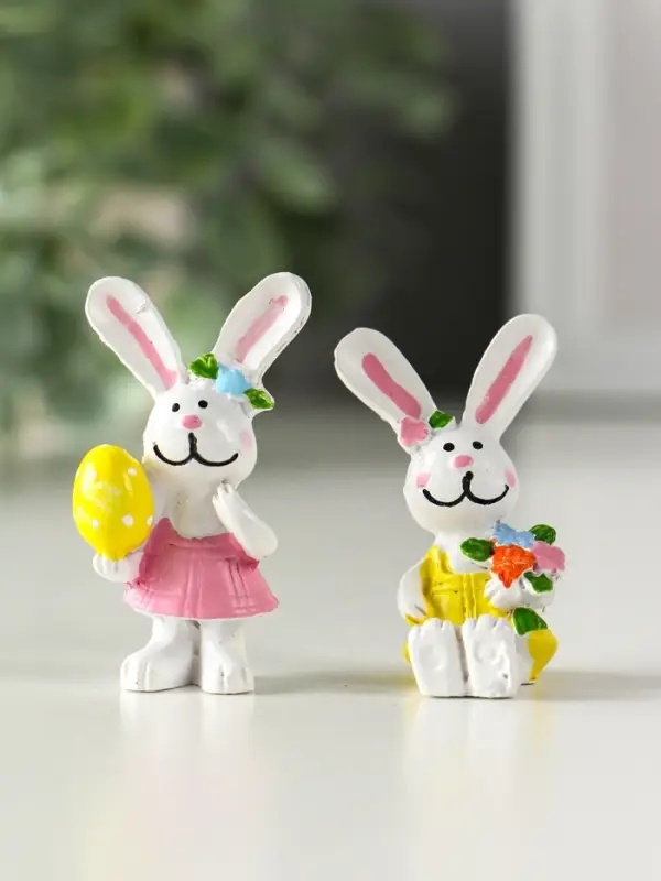 Сувенир полистоун "Белый зайка с яйцом/букетом" МИКС 2,2х3х4,2 см