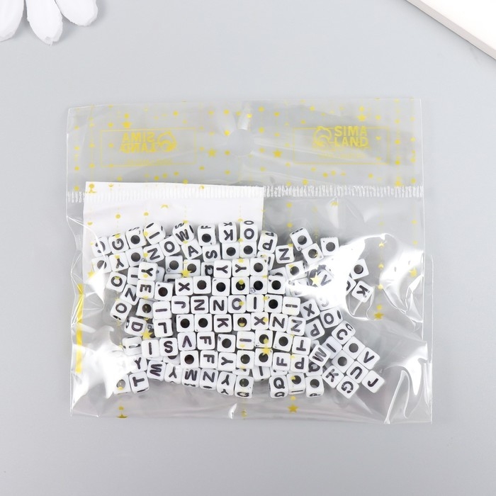 Бусины для творчества пластик "Английские буквы на кубике" белые набор 15 гр 0,5х0,5х0,5 см   547302