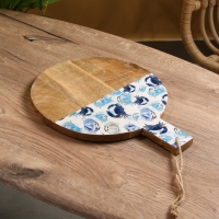 Доска разделочная круглая "Крабы" дерево манго 36х28 см