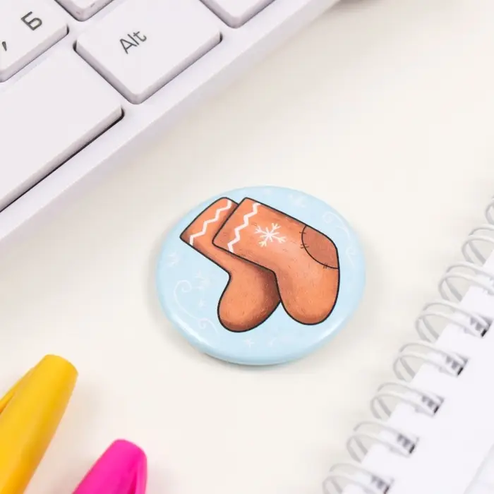 Значок закатной d=35 мм "Валенки" 6,5х6,5 см