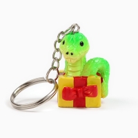 Новогодний брелок для ключей, объемный &laquo;Новый год: Змея в подарке&raquo; 2,7 х 8,5 см