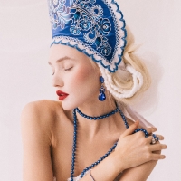 Серьги висячие со стразами &laquo;Вечеринка&raquo; цветок из капель, цвет сине-белый в золоте, 6,3 см