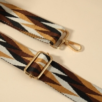 Ручка для сумки &laquo;Орнамент косичка&raquo;, стропа, с карабинами, 139 &plusmn; 3 &times; 3,8 см, цвет бежевый/белый/чёрный