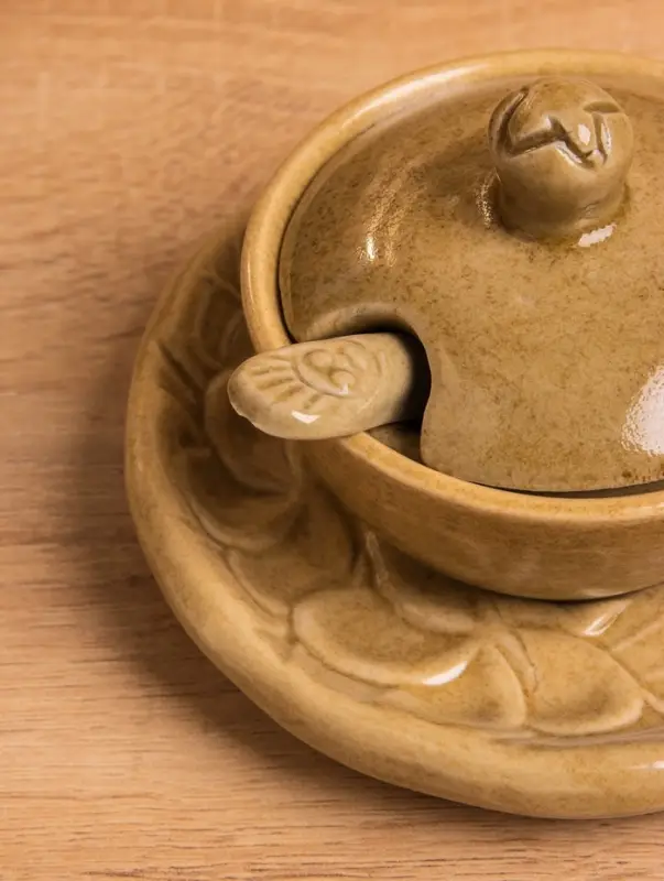 Соусник с крышкой на подставке "Флора" керамика, цв. бежевый, 11х11х7 см