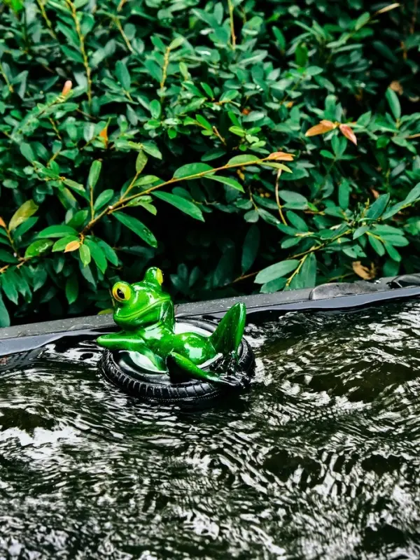 Садовая фигура 14 х 13 х 9,5 см "Лягушка в шине" Водоплавающая