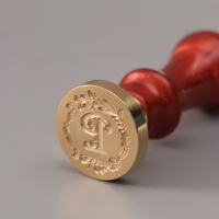 Печать для сургуча с пластиковой ручкой "Венок с буквой P" 2,5х2,5х6,3 см