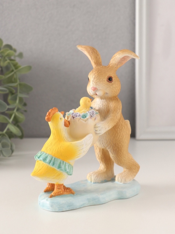 Сувенир полистоун "Зайчик и курочка с цыплёнком в скорлупе" 12х6х14 см