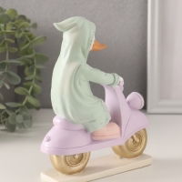 Сувенир полистоун "Утка в зелёном дождевике на мопеде" 13х5,5х16 см