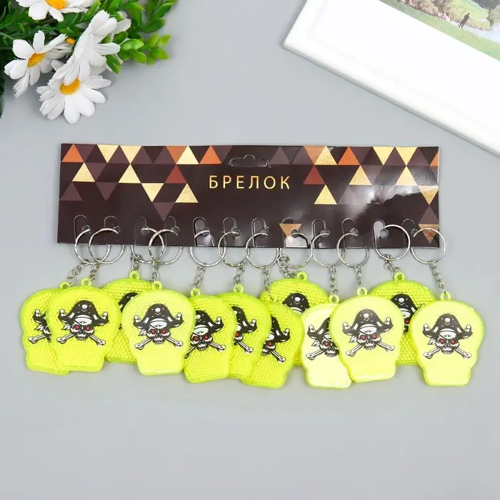 Брелок пластик светоотражающий катафот "Череп пирата" 5х5,5 см