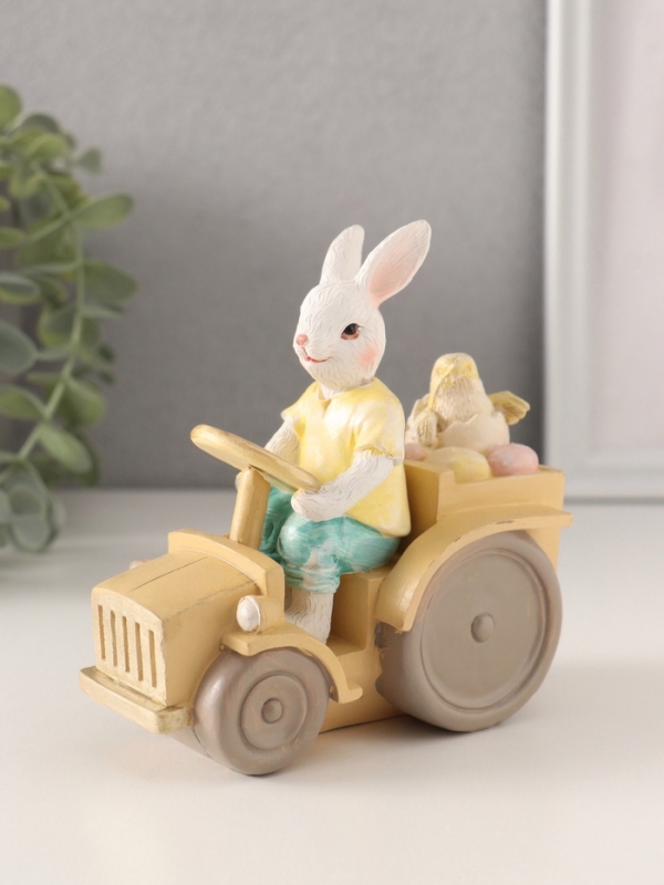 Сувенир полистоун "Заяц-тракторист с цыплёнком и яичками в кузове" 13х7,5х12 см