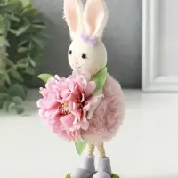 Сувенир пасхальный "Зайка в платьице с бутоном пиона в лапках" 5,5х5х19 см