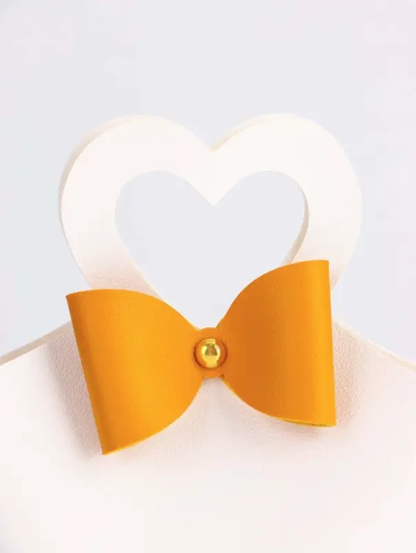 Кожанная подарочная сумочка 10,5 х 5 х 6 см белая