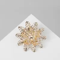 Брошь &laquo;Снежинка&raquo; роскошная, цвет белый в золоте