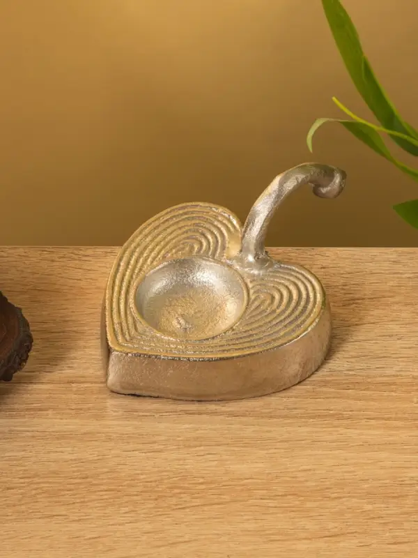 Подсвечник с ручкой "Сердце" алюминий 12х9,5х5,5 см