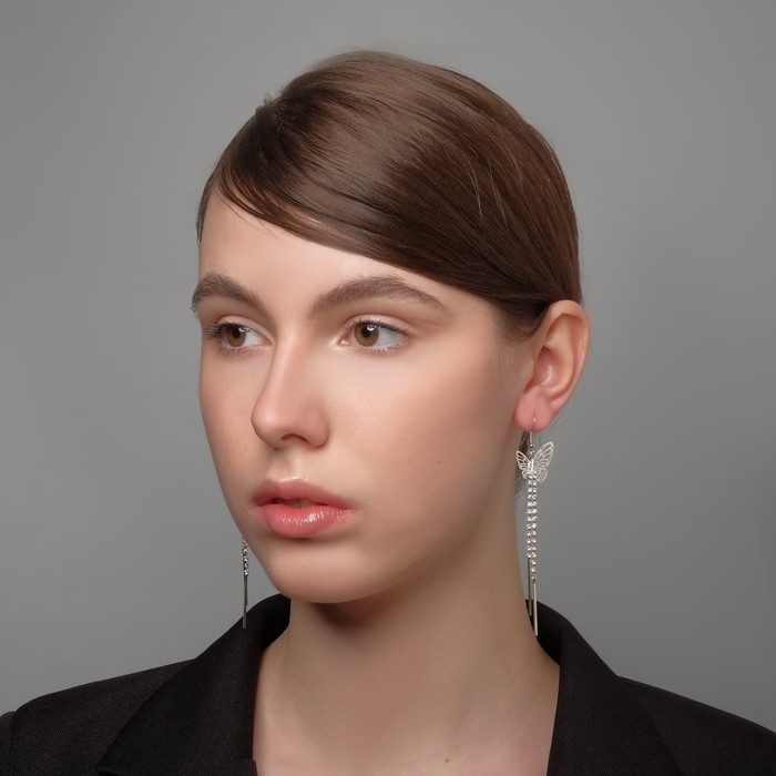 Серьги висячие со стразами &laquo;Бабочки&raquo; нити, цвет белый в серебре, 9 см