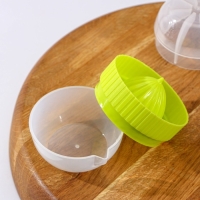 Соковыжималка для цитрусовых с лотком и крышкой Доляна, d=7,5 см, 7&times;7&times;8 см, цвет МИКС