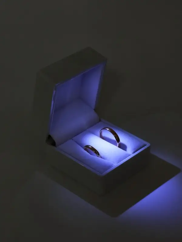 Футляр с подсветкой для 2 колец "Романтика",6*6*5 см, цвет белый