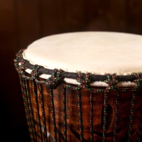 Сувенирный музыкальный инструмент барабан джембе "Тёмный" 60х25х25 см МИКС
