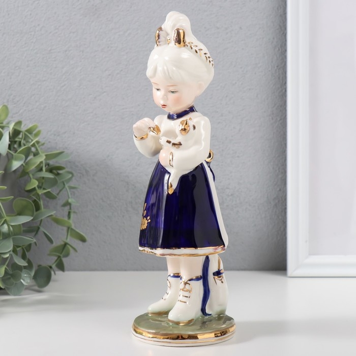 Сувенир керамика "Девочка играет котёнком" кобальт 7,3х7,3х22,5 см