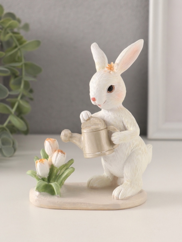 Сувенир полистоун "Зайка поливает тюльпаны из лейки" 10х5,5х12,5 см
