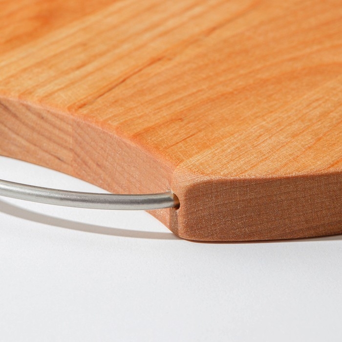 Доска разделочная с металлической ручкой Adelica, d=20&times;1,8 см, пропитана минеральным маслом, берёза