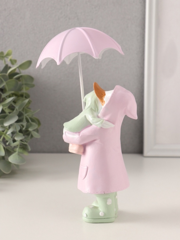 Сувенир полистоун "Утка с утёнком в дождевиках под зонтом" сиренево-зелёный 8х6,5х14,5/19 см   10583