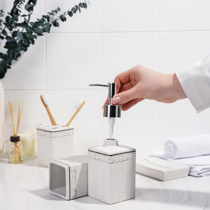 Набор аксессуаров для ванной комнаты &laquo;Завитки&raquo;, 4 предмета (мыльница, дозатор для мыла, 2 стакана), цвет белый