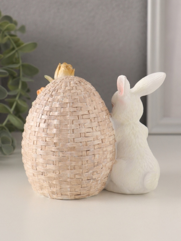 Сувенир полистоун "Кролик с цыплёнком в плетённом яйце с тюльпанами" 12х9х11 см