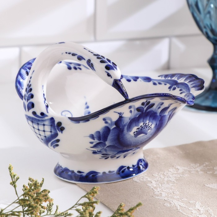 Конфетница фарфор &laquo;Лебедь&raquo;, 18&times;15&times;12 см, гжель