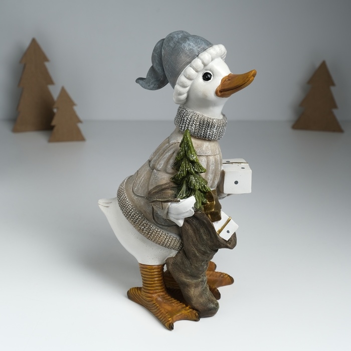 Сувенир полистоун "Гусь в бежевом свитере, с носком с подарками и ёлкой" 12х14х25,5 см