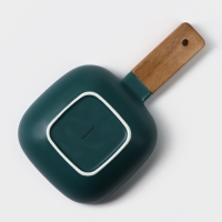 Блюдо фарфоровое для подачи с деревянной ручкой Magistro, 15&times;15 см, цвет зелёный