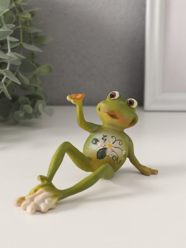 Сувенир полистоун "Лягушонок - смотри, что у меня есть" 15,5х6х7 см