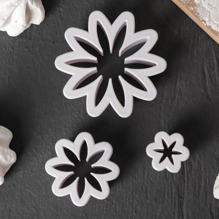 Набор выемок кондитерских для марципана и теста Доляна &laquo;Хризантема&raquo;, 3 шт: d=6,5 см, d=3,5 см, d=2 см