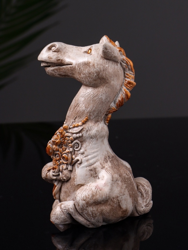 Статуэтка "Конь с букетом" 11см, цвет бежевый