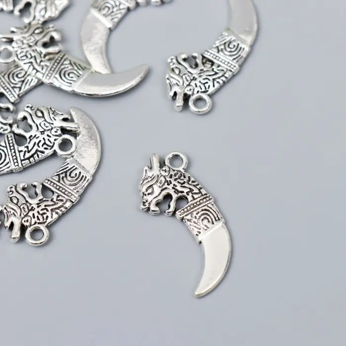 Металлический элемент, декоративная подвеска &laquo;Арт Узор. Клык дракона&raquo;, серебро, 2.9&times;1.3 см