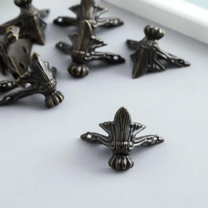 Уголок (ножка) для шкатулки металл "Фигурная" бронза набор 8 шт 2,9х4 см