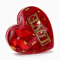 18 мыльных красных роз с надписью в коробке