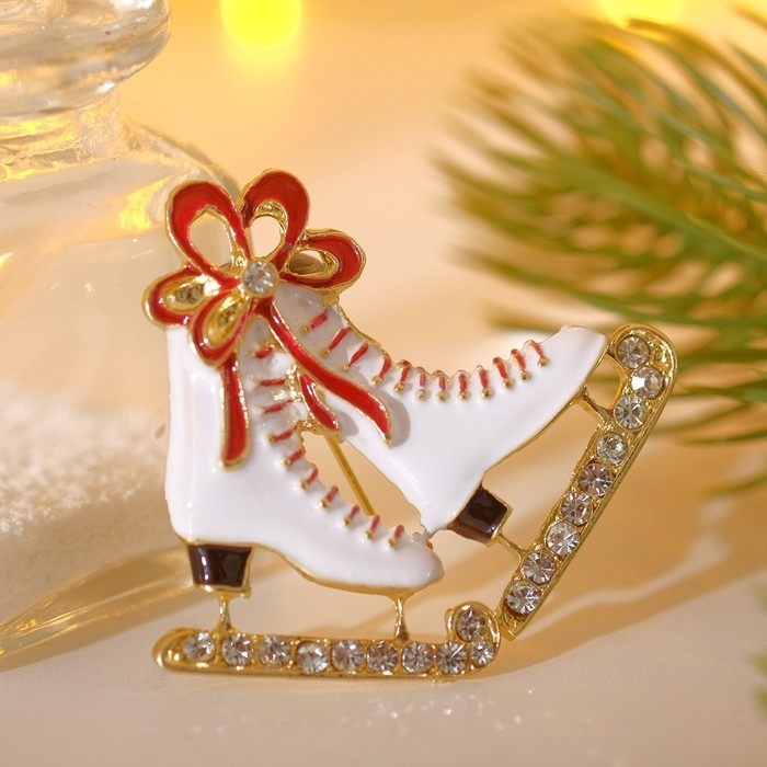Брошь новогодняя &laquo;Коньки&raquo; с бантом, цвет красно-белый в золоте