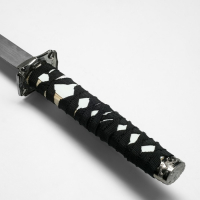 Сувенирное оружие &laquo;Катана на подставке&raquo;, чёрные ножны с резным драконом, рукоять микс 100см