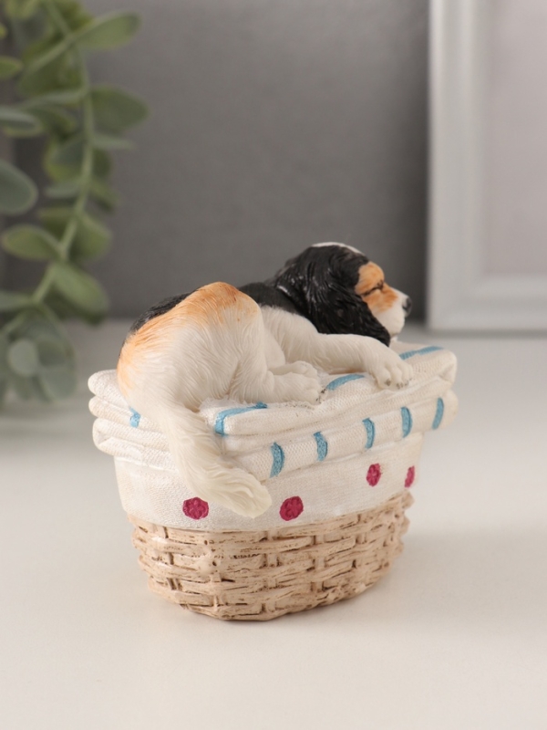 Сувенир полистоун "Пёсик спит в корзине с бельём" 8,5х6х7,5 см