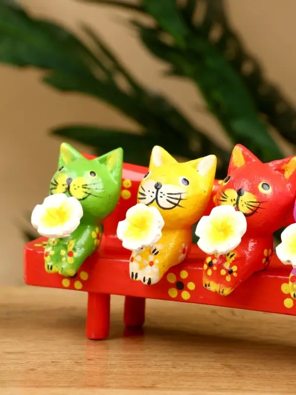 Сувенир "Котята на скамейке" дерево 19х8х6 см, цв. красный