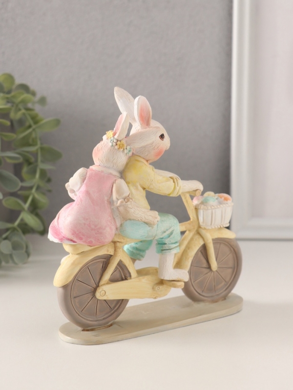 Сувенир полистоун "Кролики - прогулка на велосипеде" 14,5х5х15 см